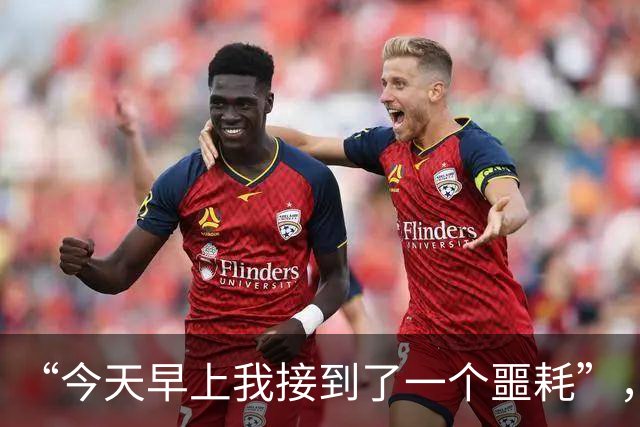 “今天早上我接到了一个噩耗”，那英演唱会上一身黑衣，哽咽唱起《弯弯的月亮》